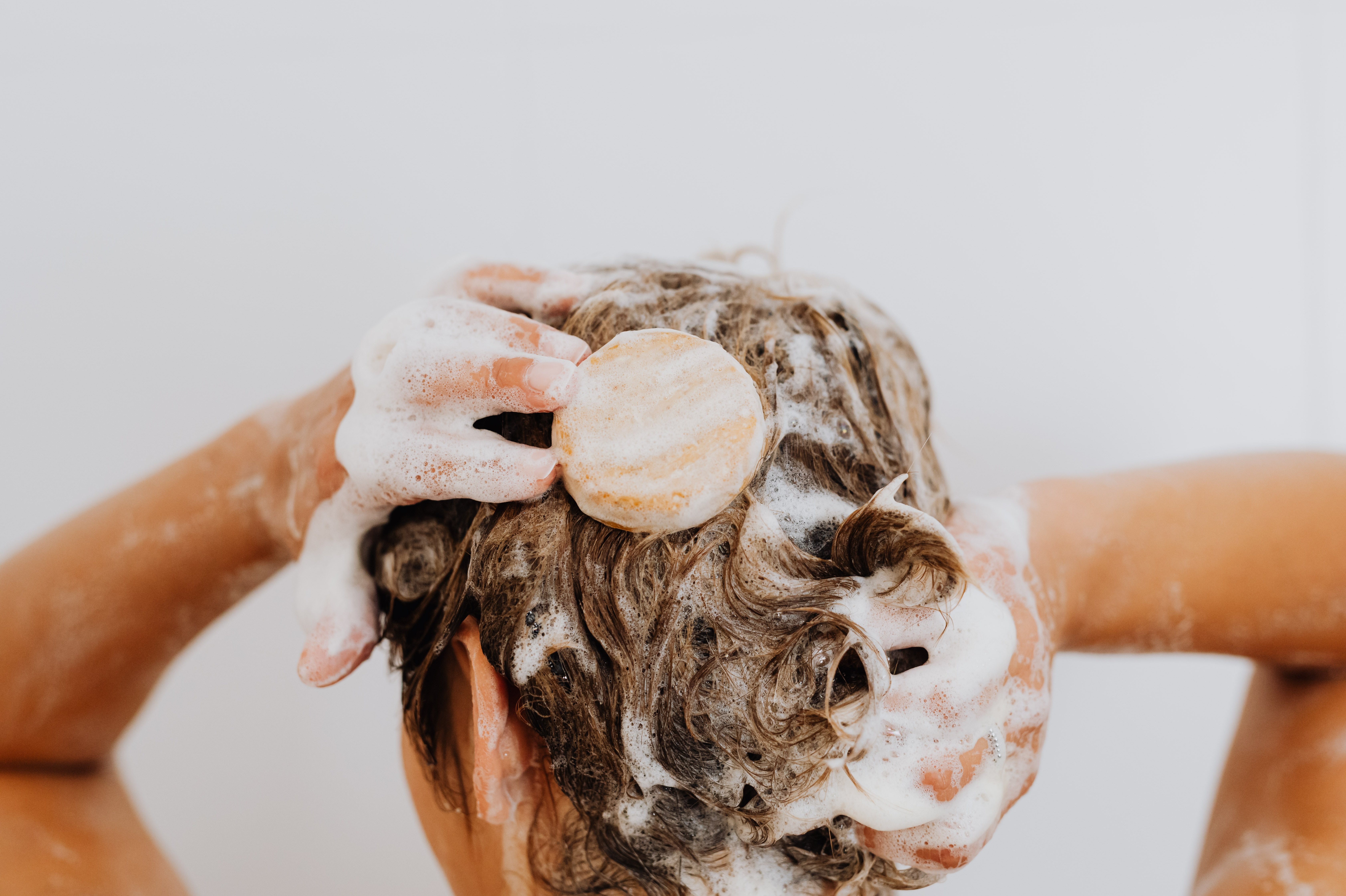 Мытье головы маслом
