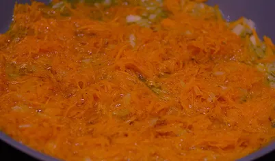 Морковь измельчите на мелкой терке, порежьте мелко оставшуюся половину лука. На разогретую сковороду налейте 1 чайную ложку растительного масла, добавьте морковь, лук, немного воды. Накройте крышкой и тушите 15 минут. Перед окончанием посолите и добавьте специи (подойдут готовые специи для картофеля).