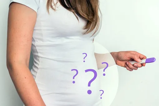 Женщина держит в руке тест на беременность