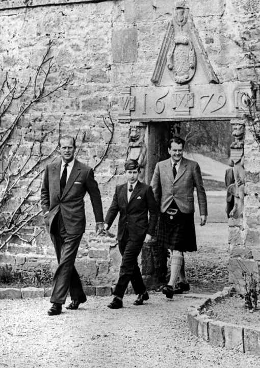 Принц Чарльз со своим отцом герцогом Эдинбургским (слева) и капитаном Иеном Теннантом, председателем управляющего совета Гордонстоуна, в первый раз посещают Гордонстоун 1 мая 1962 года