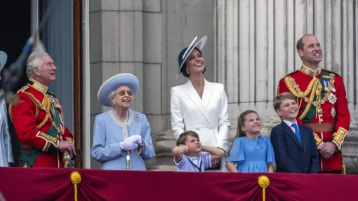 Королева Елизавета II, принц Чарльз, принц Уильям с женой и детьми