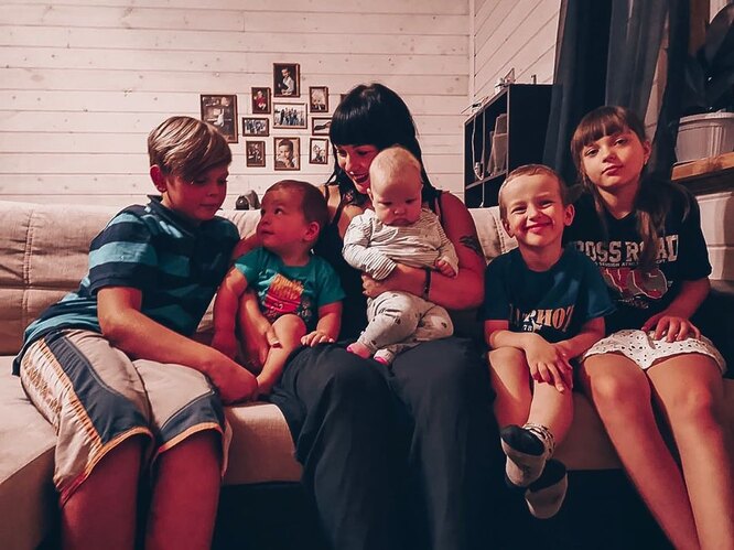 Александра Стриженова со всеми детьми