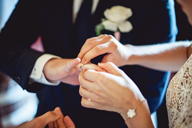 Невесту, рассказавшую о женихе с инвалидностью, обвинили в фальшивой свадьбе
