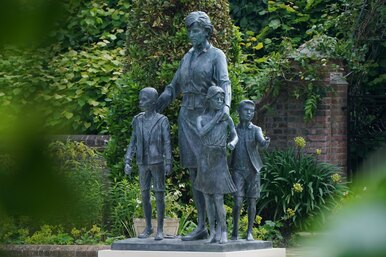 Трогательные и шокирующие: шесть памятников принцессе Диане и реакция королевской семьи