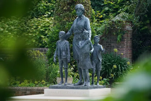 статуя принцессы Дианы с детьми