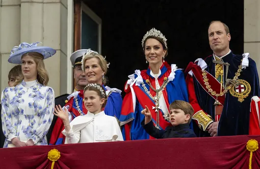 Леди Луиза (слева) вместе с королевской семьей на балконе Букингемского дворца