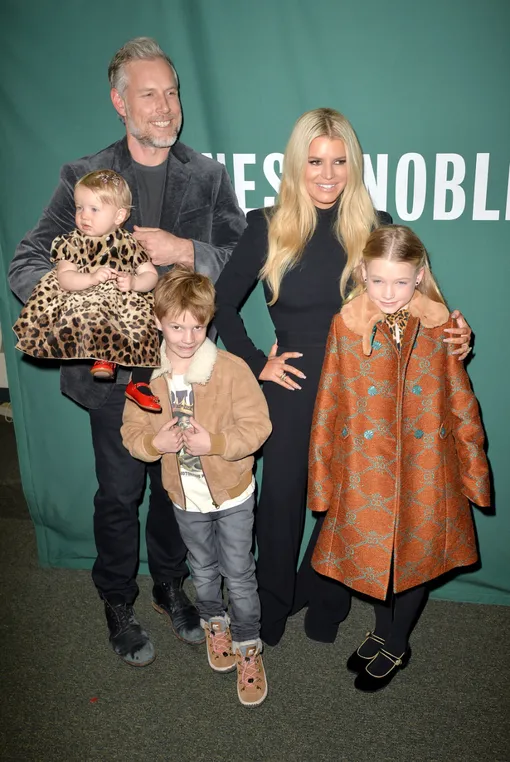 Джессика Симпсон с мужем и детьми