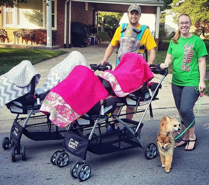 Для прогулки всей семьей Бриана и Джордан берут с собой две сдвоенные коляски. Пятый близнец вынужден находиться в рюкзаке «кенгуру»