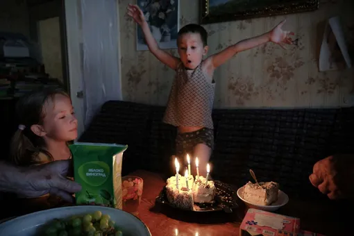 Игорь задувает свечи на свой день рождения Фото: Юлия Скоробогатова для ТД