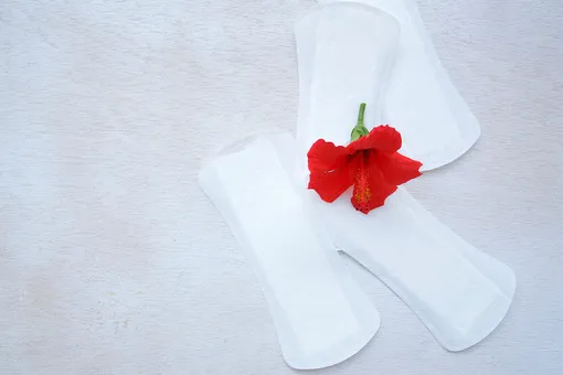Красный цветок на прокладках, как использовать женские прокладки не по назначению