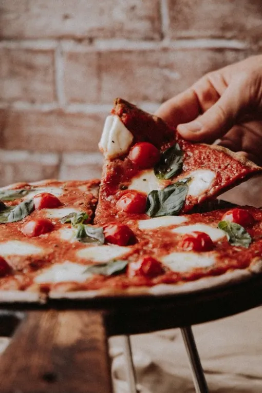 В Италии даже действует закон о пицце, где прописан ее состав и способ приготовления