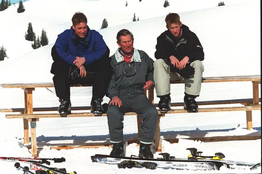 Принц Уэльский, принц Уильям и принц Гарри во время лыжного отдыха в Клостерсе, Швейцария, апрель 2000 г.