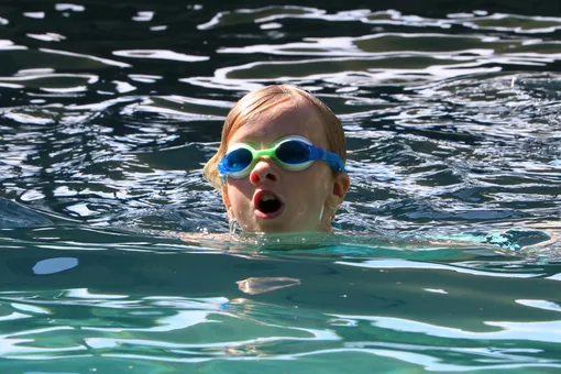 10-летний ребенок плыл в открытом море целый час. Он выжил, благодаря телешоу
