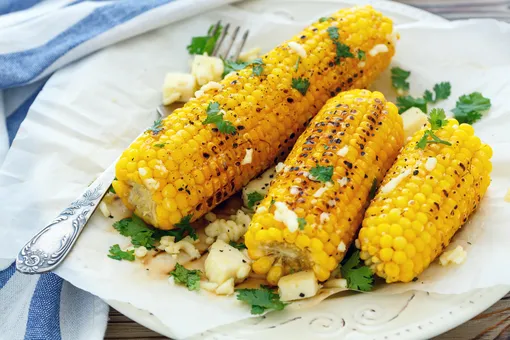 Вареную кукурузу можно немного гриллировать, если вам нравится вкус поджаренных зерен.