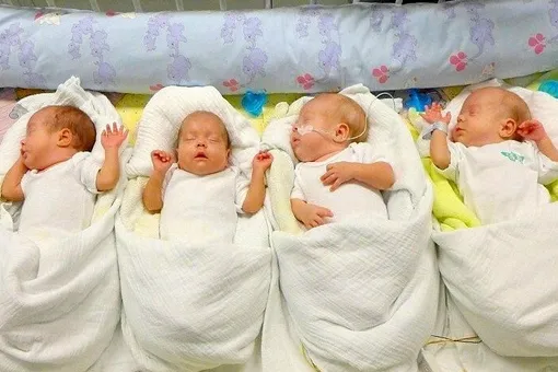 24-летняя мама родила четверых близнецов