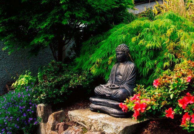 Статуя Будды в японском саду