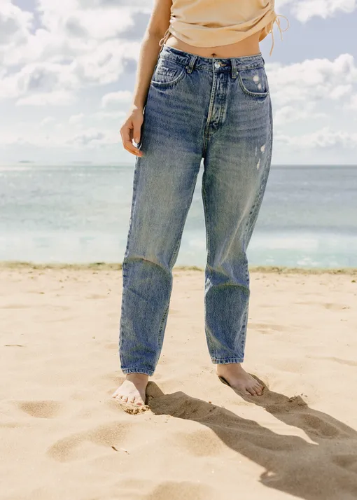 Средняя высота посадки джинсов, как правило, подходит большинству женщин фото