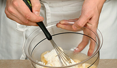 Пока печется слоеный корж, приготовьте начинку. В большой чаше взбейте яйца, смешайте с рикоттой до получения однородной массы.