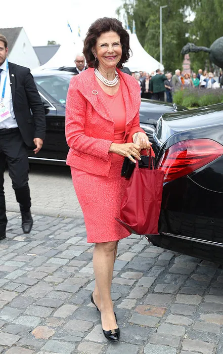 Наряд королевы Швеции Софии полностью кораллового цвета