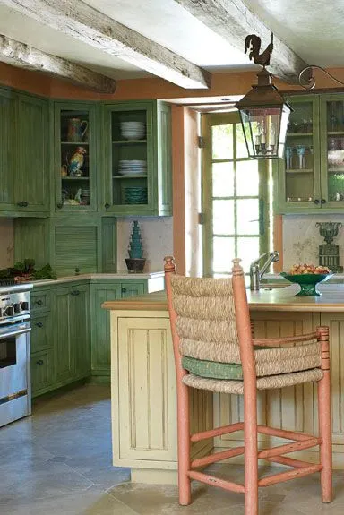 Мебель под старину еще в моде — шкафчики на кухне можно покрасить в зелёный цвет