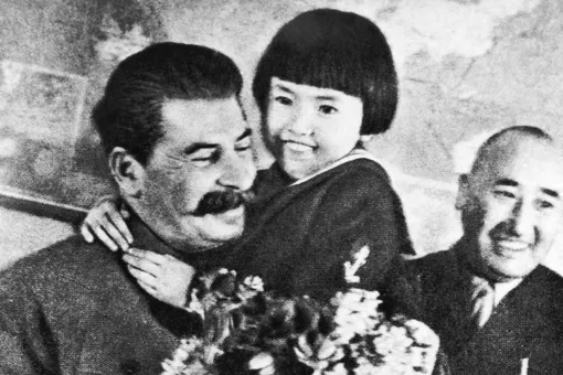 «Спасибо товарищу Сталину!» Что стало с девочкой с известной фотографии