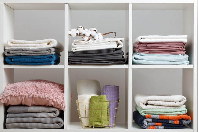 Постельное бельё и полотенца: как складывать, чтобы всё помещалось в шкаф?
