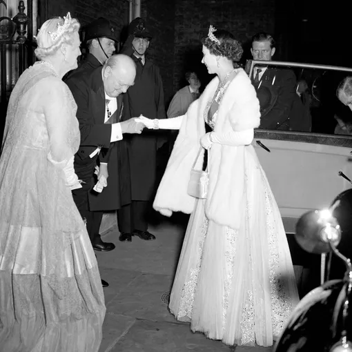 Уинстон Черчилль приветствует королеву Елизавету II