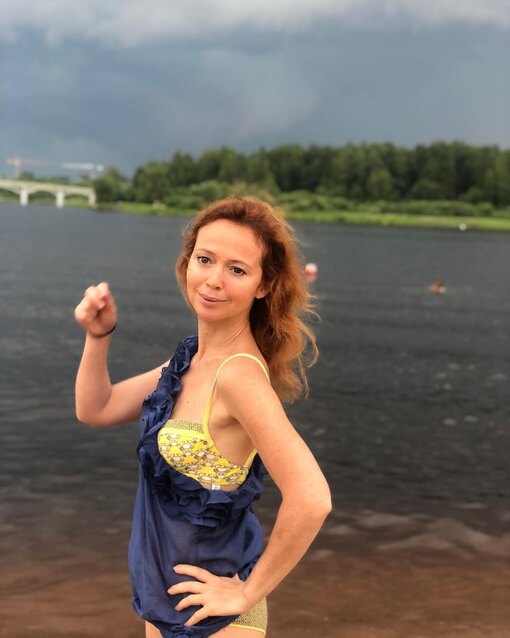 Елена Захарова показала фото в купальнике