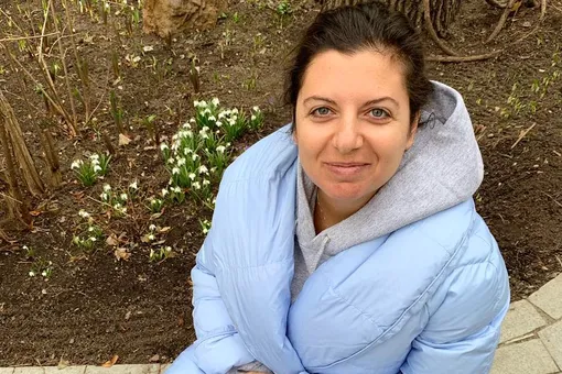 «Лаура красавица, Маро пухляшка»: Маргарита Симоньян показала 7-месячную дочь на руках у свекрови