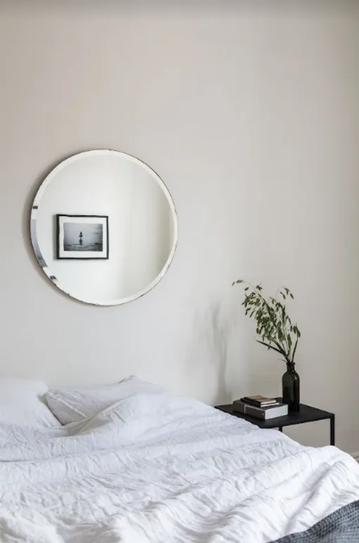 минималистическая спальня с зеркалом