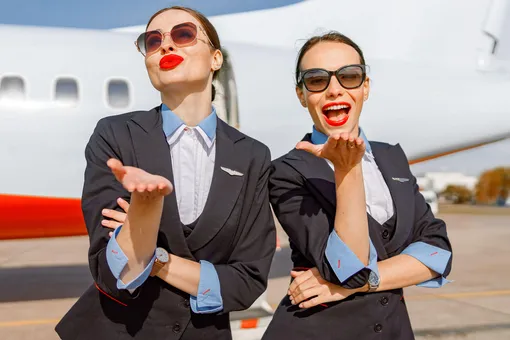 Нельзя выходить замуж и красить волосы: как работают стюардессы в разных странах