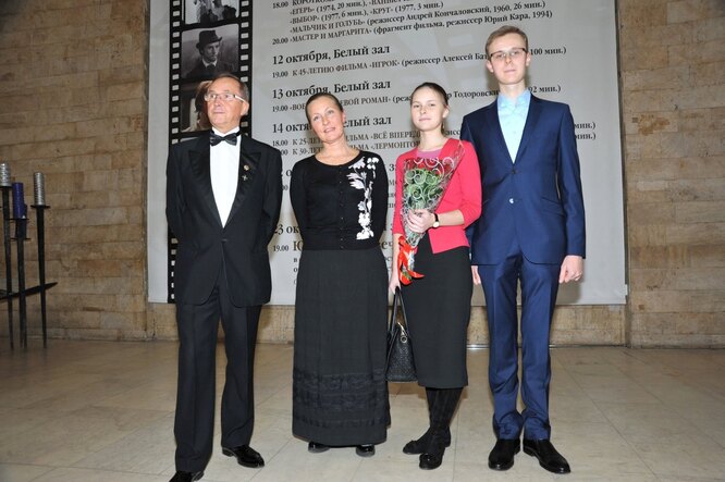 Николай Бурляев с женой и детьми
