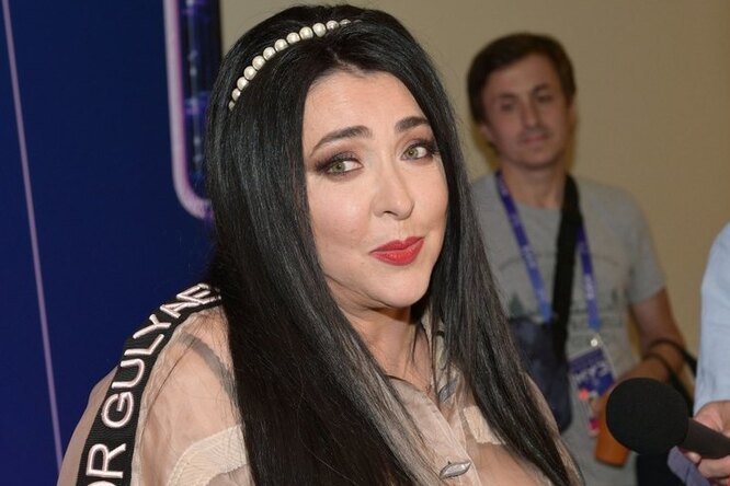 «Здоровый образ жизни ведет к этому»: Лолита показала врачей скорой помощи в гримерке «Здоровый образ жизни ведет к этому»: Лолита показала врачей скорой помощи в гримерке