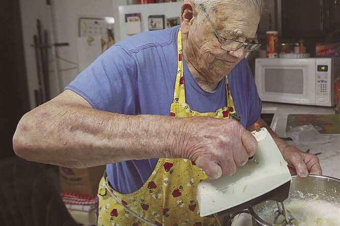 После смерти жены старик решил печь пироги для нуждающихся