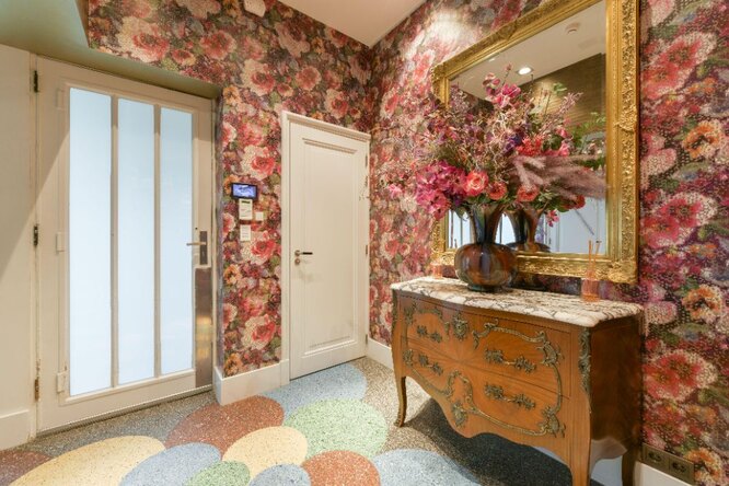 Обои с крупными цветочными композициями в интерьере комнаты