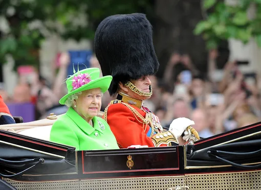 С 1987 года королева Елизавета II пересела в карету к мужу герцогу