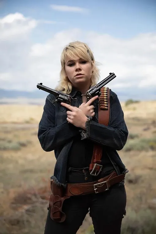 Ханна Гутьеррес-Рид позирует с оружием на съёмках «Ржавчины»
