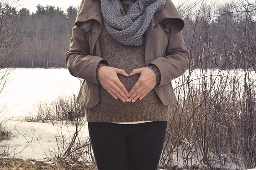 беременная женщина положила ладони на живот