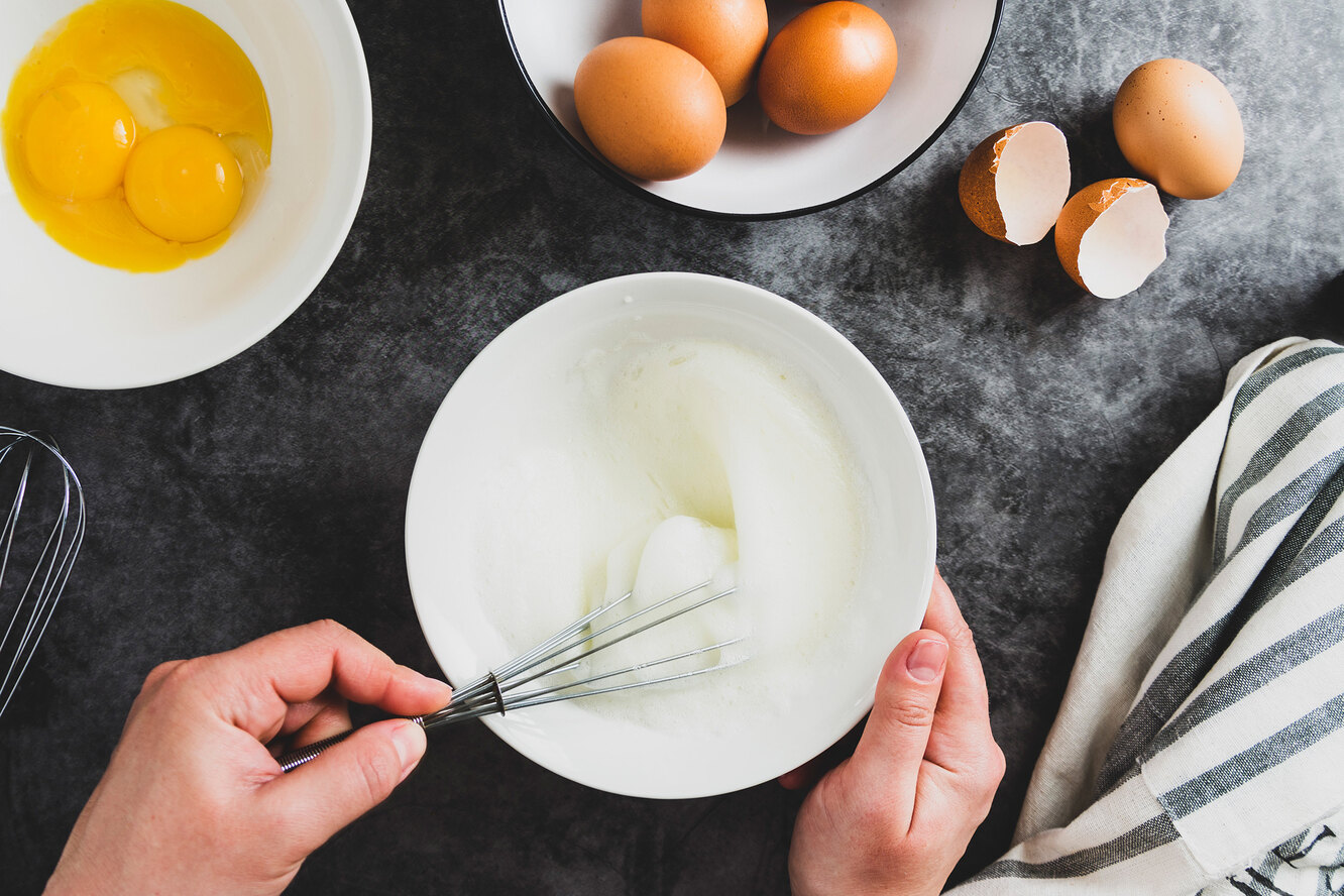 Salsa que se hace batiendo aceite y huevos