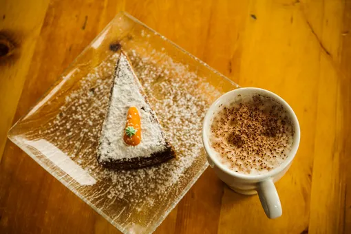Морковный торт и какао с фото