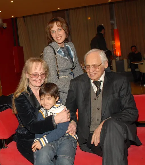 Владимир Наумов с женой и детьми
