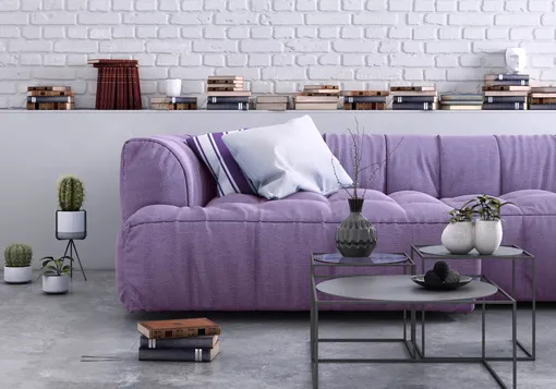 Фиолетовый диван в гостиной в стиле лофт