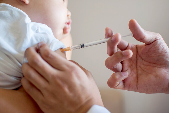 «Это наш вклад»: мать записала годовалого сына на испытание вакцины от ковида