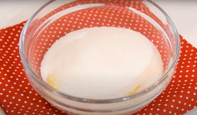 К набухшей крупе добавьте яйца, сахар и мягкое сливочное масло. Перемешайте ингредиенты вилкой или с помощью миксера.
