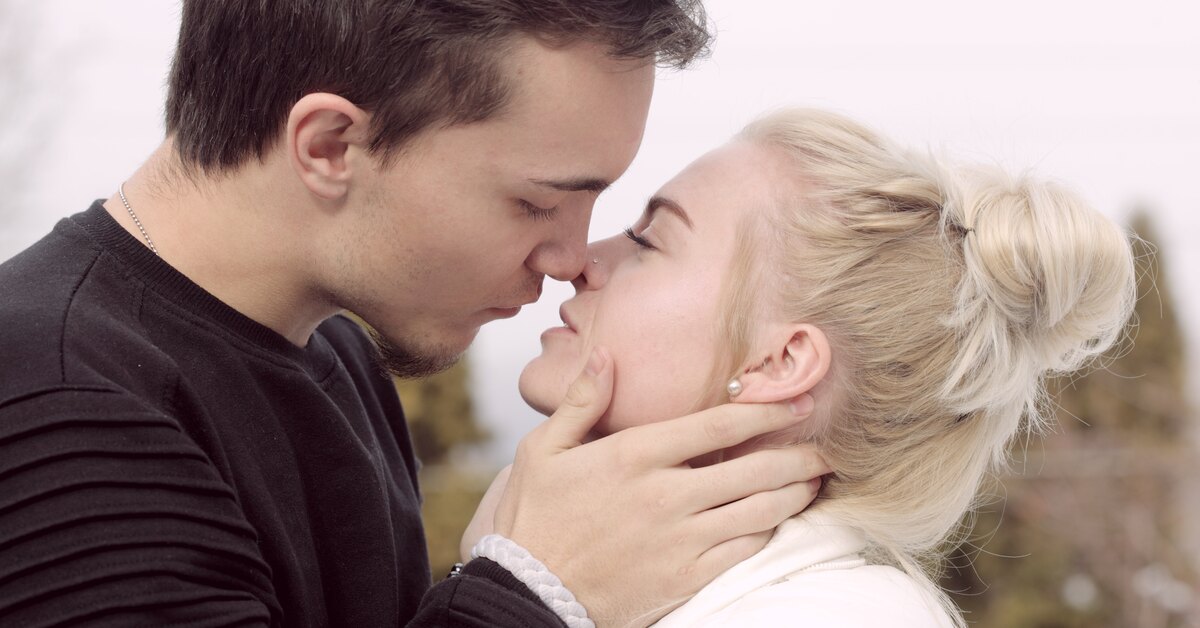 Give kiss. Give me a kiss!. Give kiss. Crash adams. Дай поцелую.