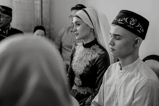 Обряд никах проводится в мечети, и после него пара вступает в обязанности мужа и жены