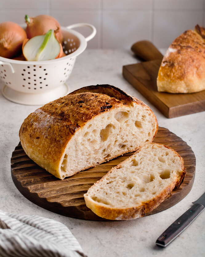 Простой хлеб дома в духовке. Луковый хлеб. Хлеб с луком. Домашний хлеб в духовке. Хлеб на закваске фото.