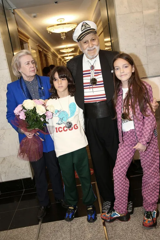 Бедрос Киркоров со второй женой и внуками
