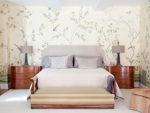 Идеальная по фэншую спальня оформлена по принципам симметрии: две стороны комнаты словно отражают друг друга.