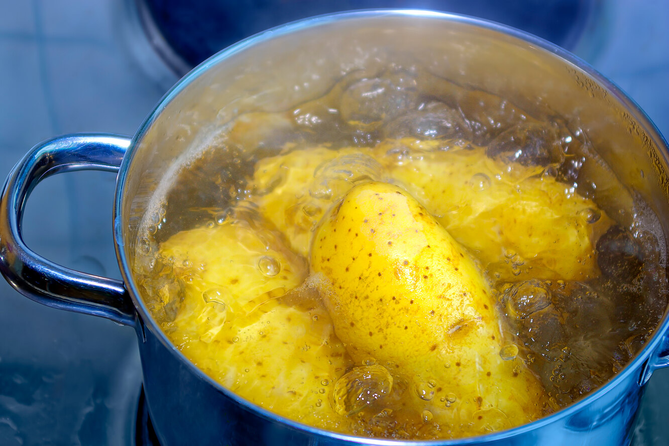 Почему не стоит выливать воду, в которой варился картофель, и как ее использовать